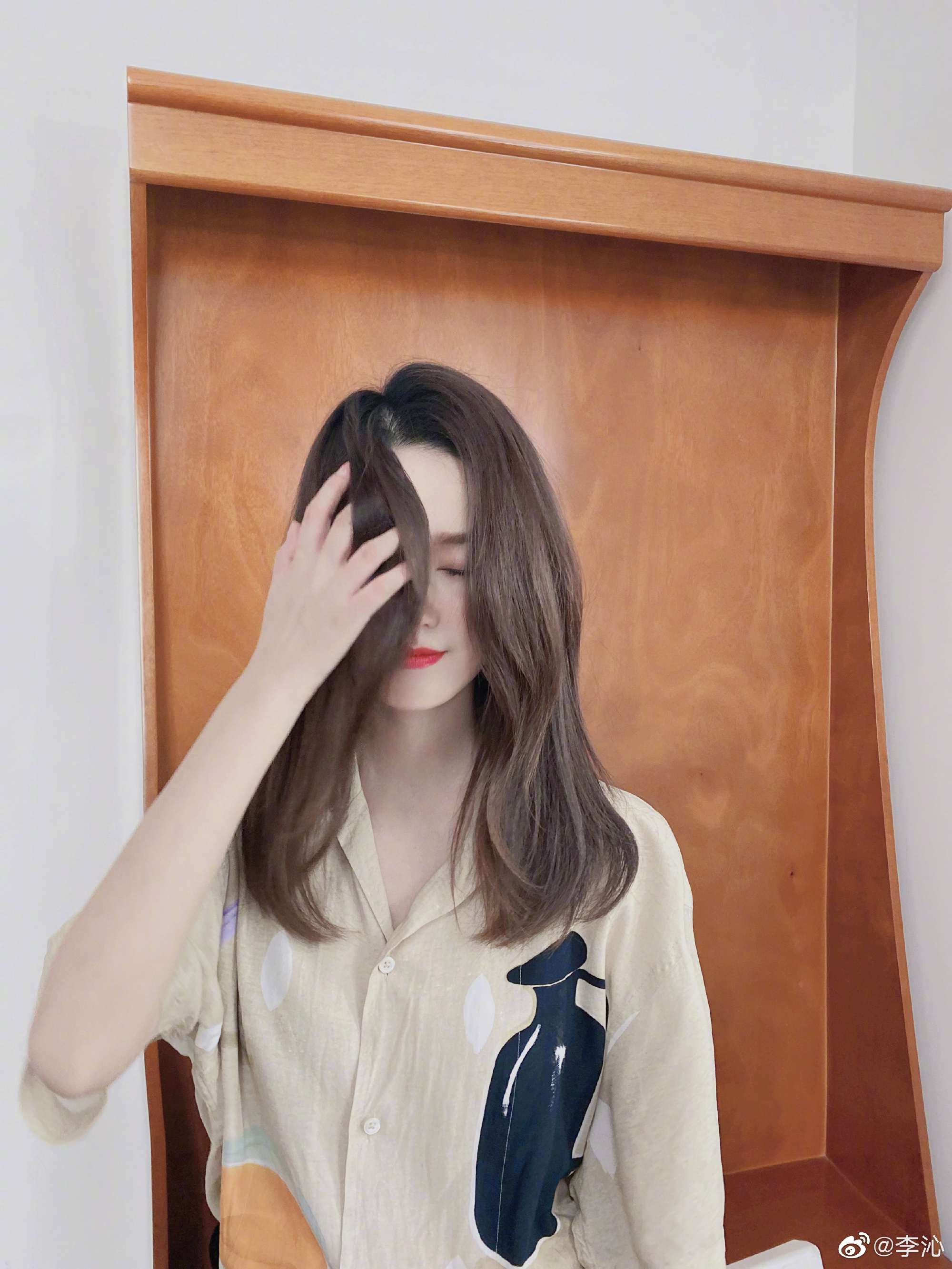 李沁|李沁七夕当天收工后晒美照,心情大好秒变小吃货,网友:早日脱单