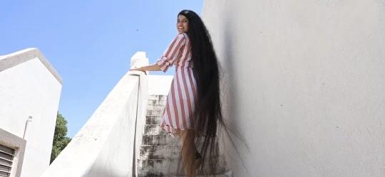 家有三经 印度女孩10多年没剪头发，一度长到2米多，一周才洗一次头