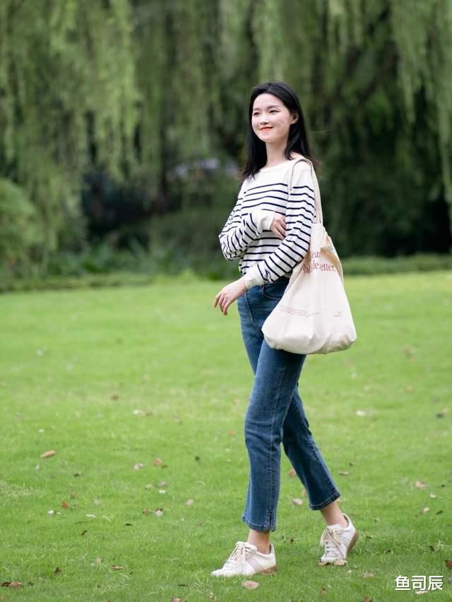 鱼司辰|想要搭配出氛围感其实很简单，条纹衫配牛仔裤简约利落，高级时髦