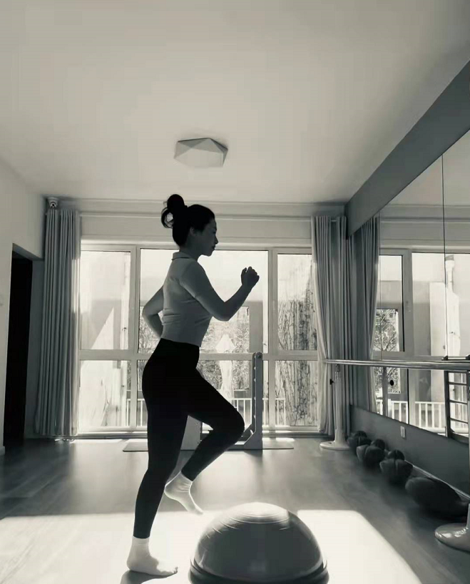 朱珠|37岁朱珠晒产后照身材显浮肿，自侃体重下降慢，太真实获网友力赞