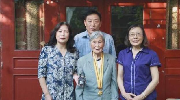 读天下史 北京老妪整理养父遗物，意外翻出一封血书，揭开生父母的真实身份