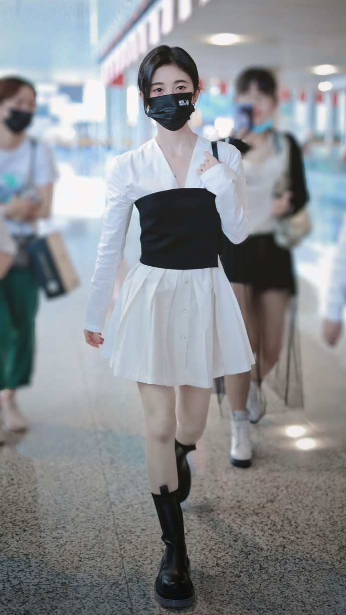 反派|小个子鞠婧祎真会穿，穿连衣裙外裹腰封提升腰线，看着真不像159