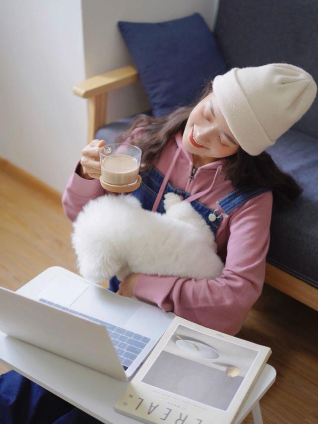 何有强 秋季,紫色卫衣搭配牛仔裤背带裤俏皮可爱,可咸可甜,适合小个子