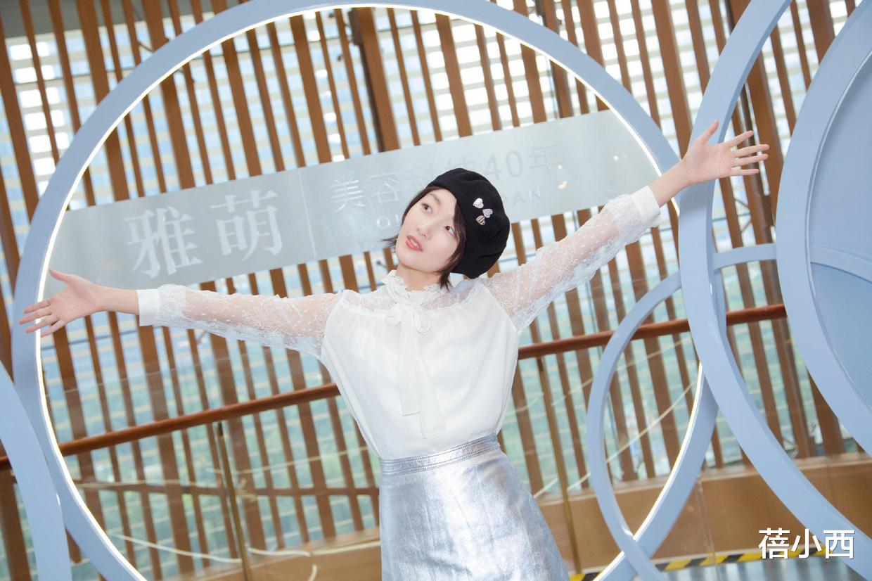 蓓小西 周冬雨的穿搭太时髦！针织衫配半身裙还叠穿一件背心，就她能撑住