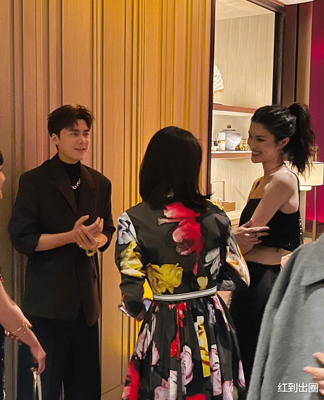 陈小纭|李易峰出席晚宴被拍，和众好友喝酒畅聊，身旁何穗穿吊带腰肢纤细