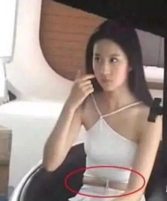 穿帮镜头|超尴尬的穿帮镜头，龙套演员：我当群演那么辛苦，玩下手机怎么了