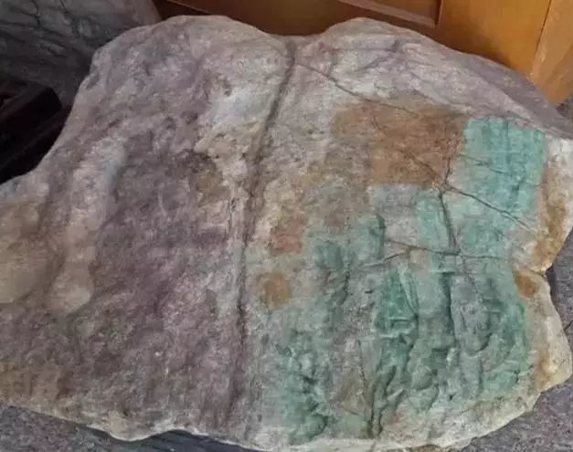 翡翠|280公斤翡翠原石,2000万手镯和吊坠被打开,放到市场中一抢而空