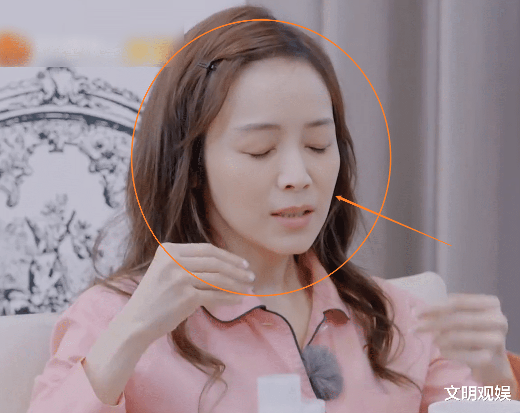 侯佩岑|侯佩岑没化妆素颜就出镜，失去六级精修特效，终于相信她已经42岁