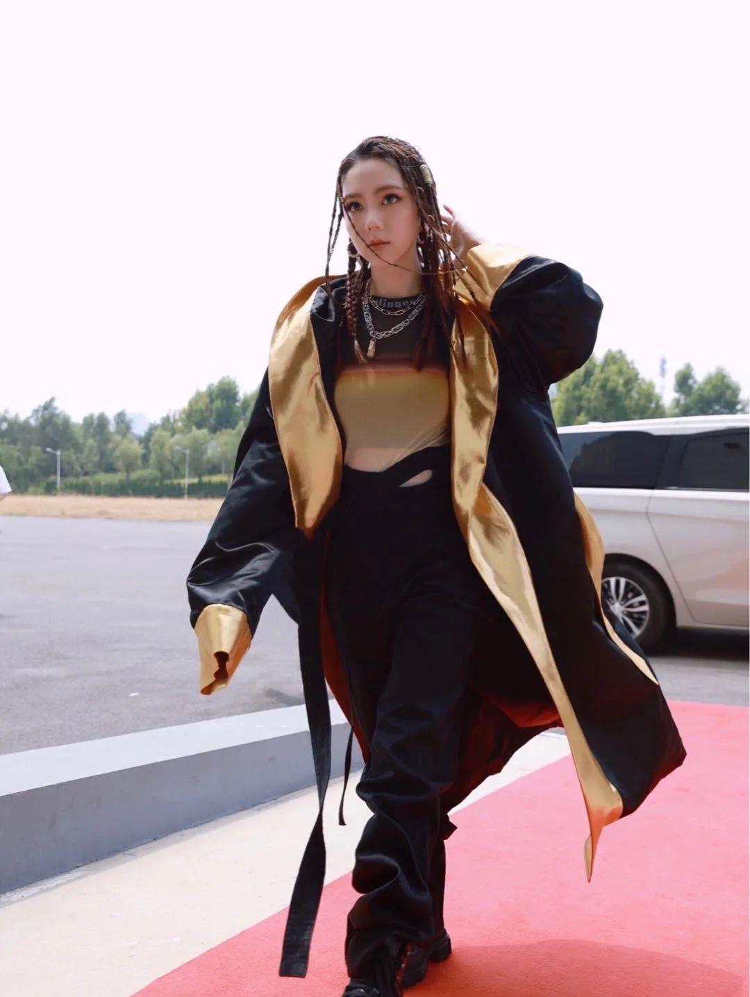 佟丽娅|刚开播就被打骨折了？国内综艺头一回