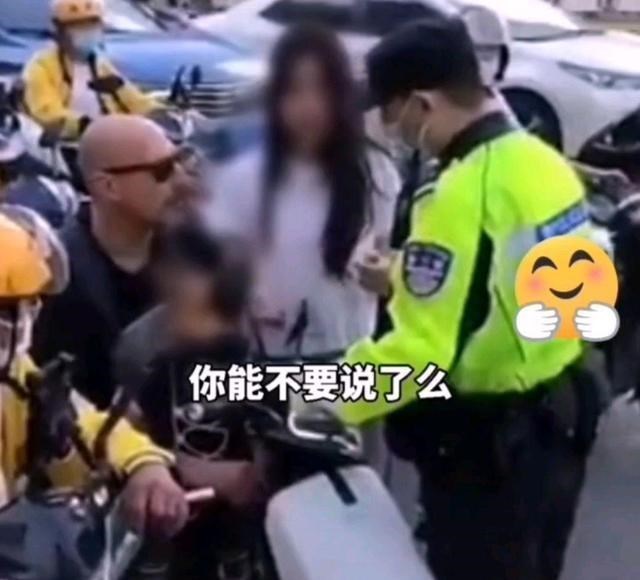 贯丹萱 上海：老外骑车不戴头盔，被交警拦停，怒斥：这里是中国