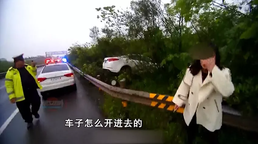 芒果帮女郎 油门当刹车漂移进丛林，幸亏他们做了这件事