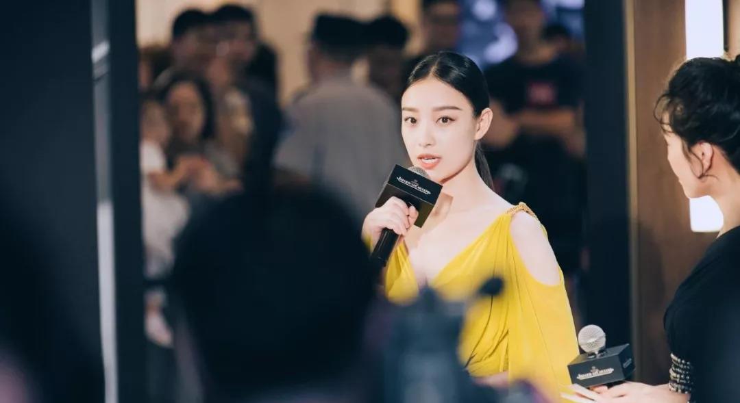 迪丽热巴|倪妮——人群中白成一道光！