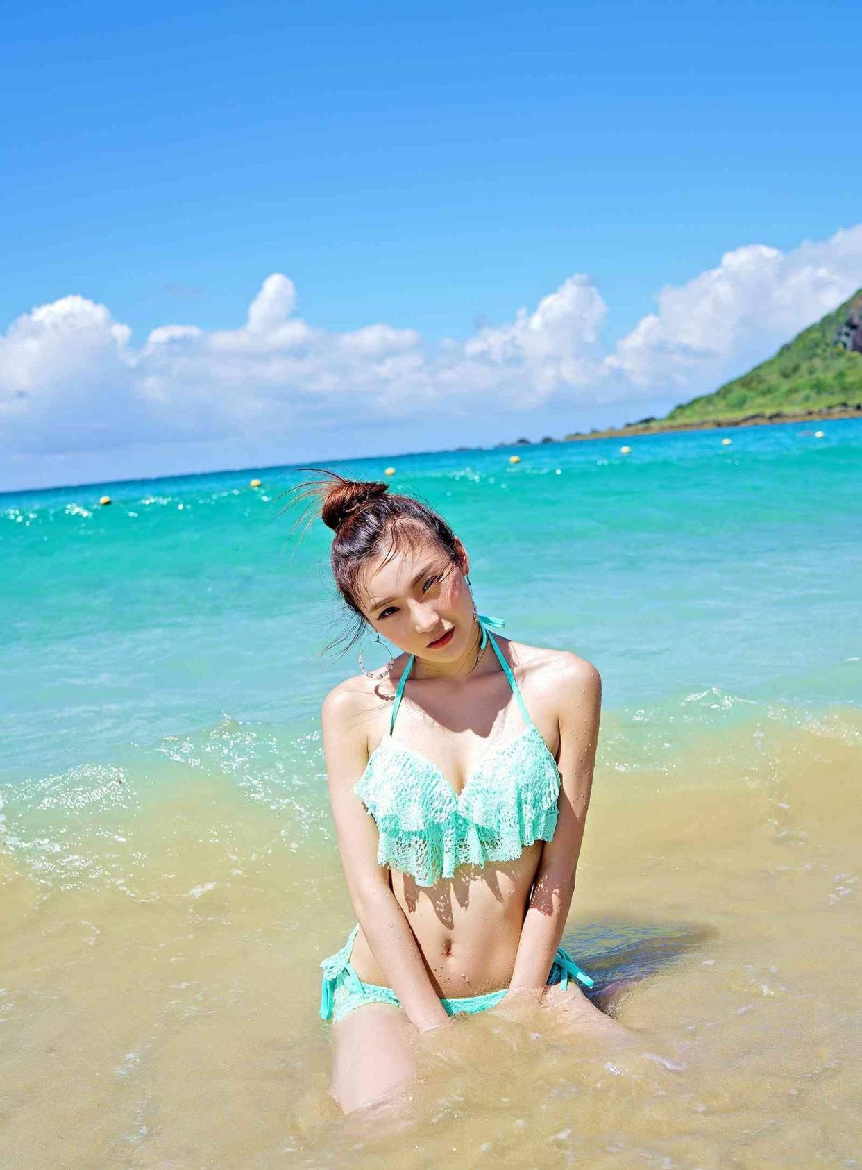 百里守刖|蓝色的比基尼看起来是不是很清新，很能彰显出女性的浪漫与优雅？