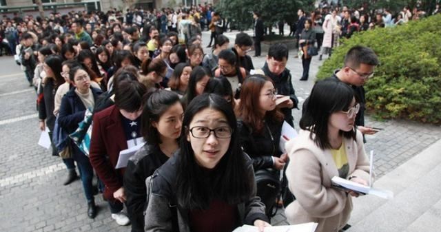 招聘|“无编制”公务员成热门，招聘条件很宽松，薪资待遇有保障