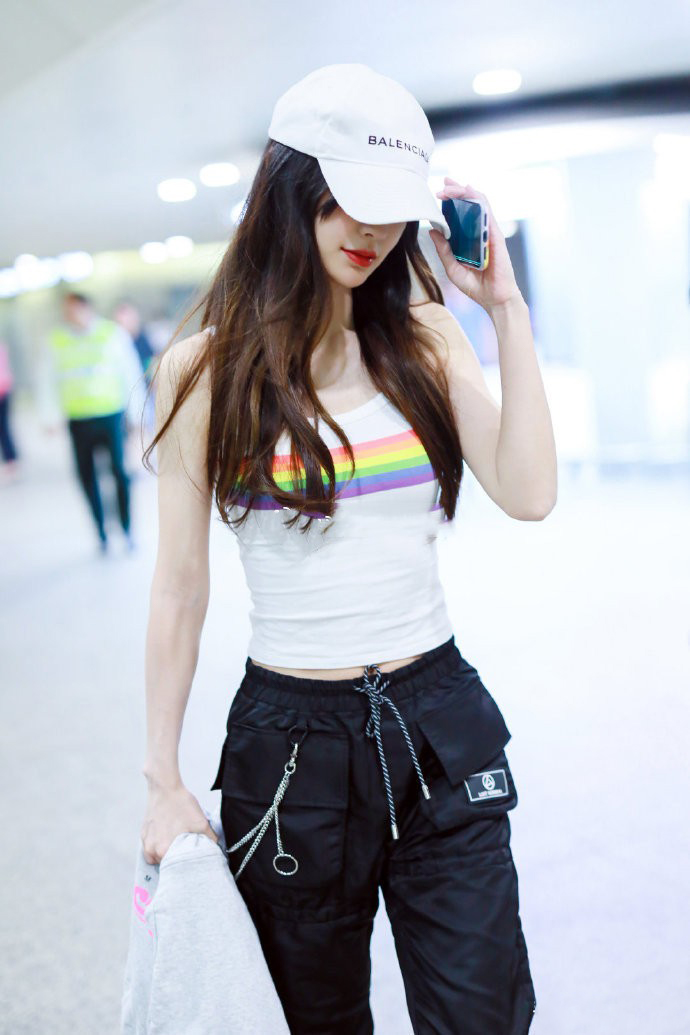混搭时尚Anna|Angelababy婚后变得会搭了，穿159紧身吊带衫走机场，少女感十足