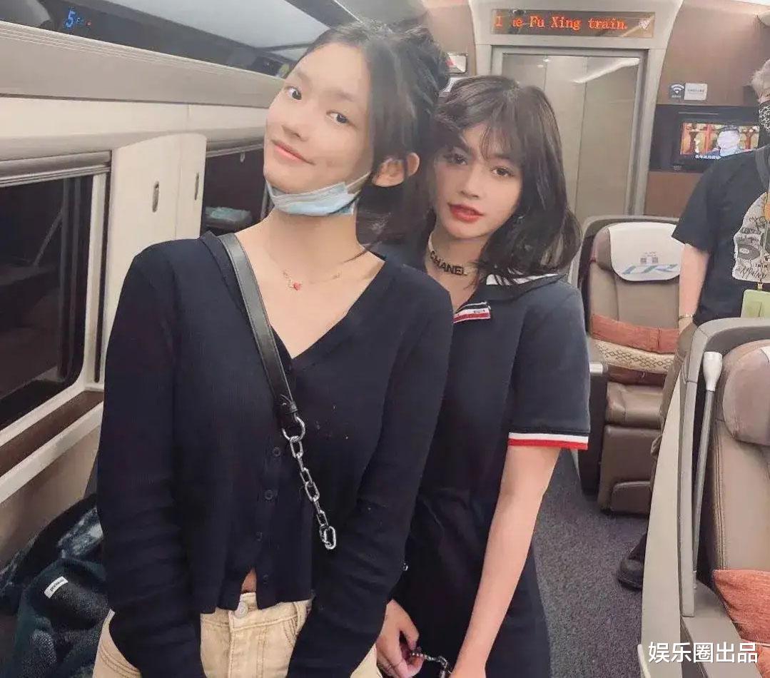 林允|林允和女粉丝合影，穿开衫被指平平无奇，焦点都在女粉丝的身上