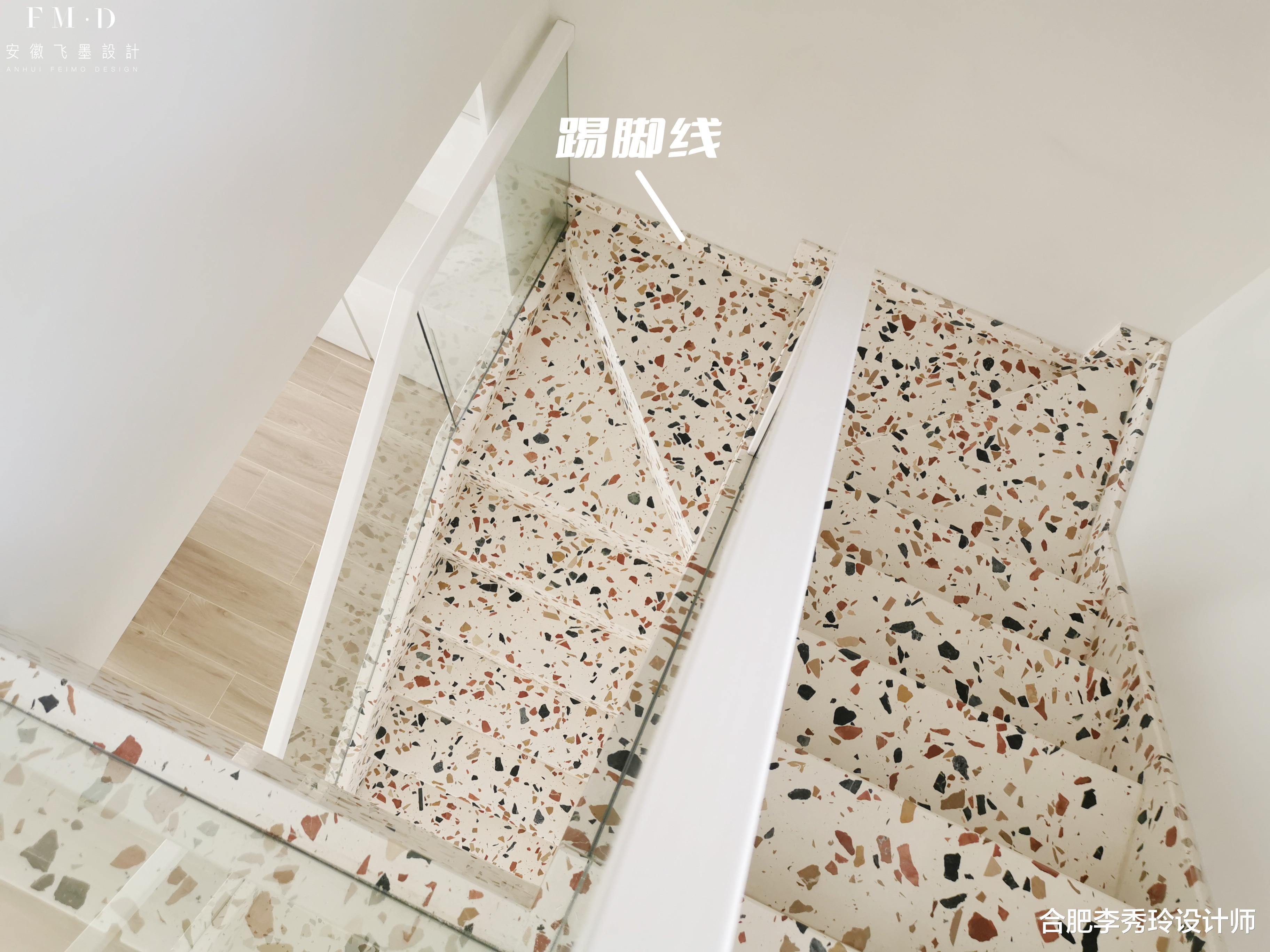 楼梯占地不足4㎡，铺水磨石装玻璃扶手，打破现浇楼梯刻板印象