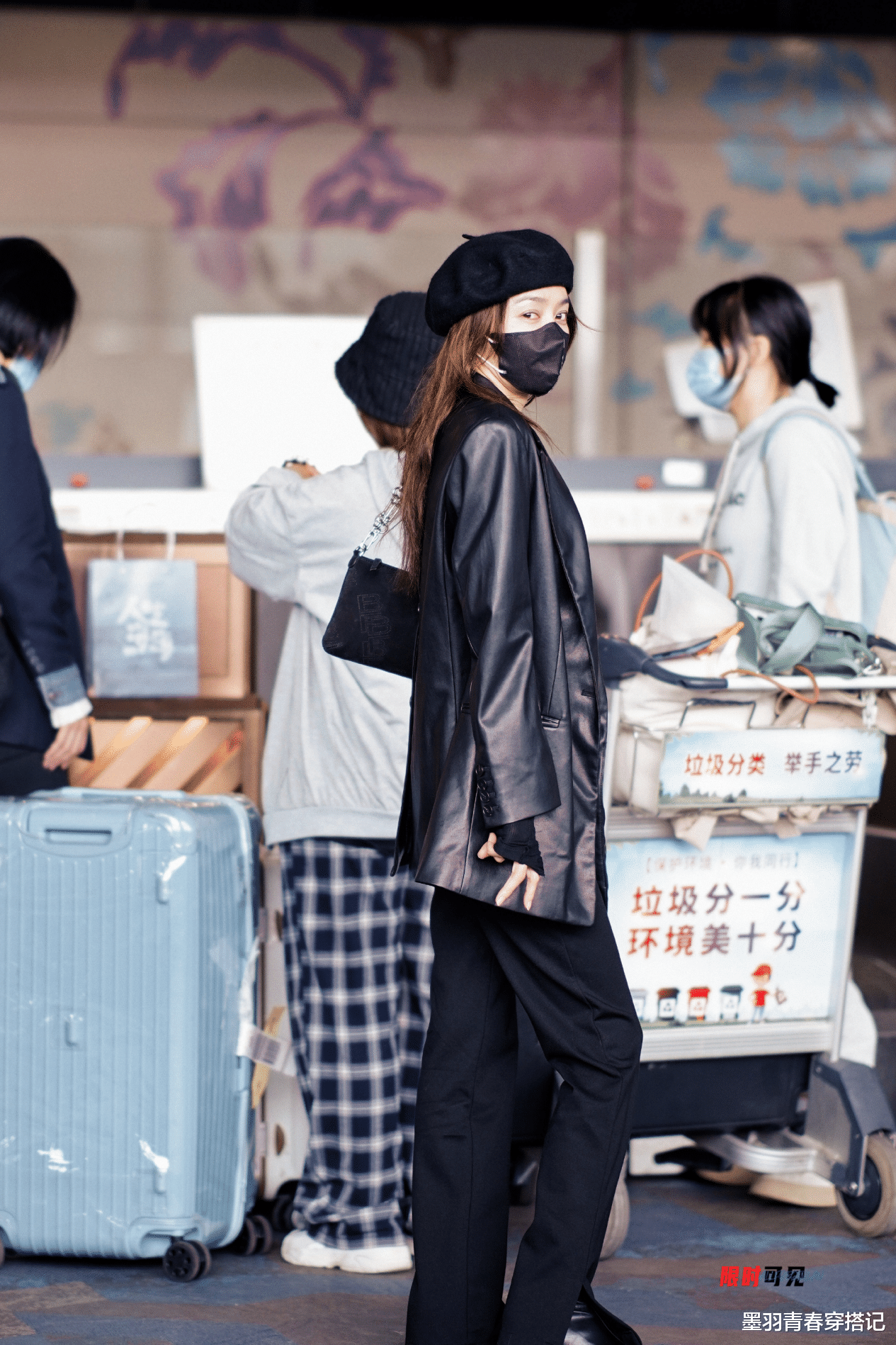 秦岚|人过40岁，“减龄”大半是穿出来的，看秦岚就知道了，精致又年轻