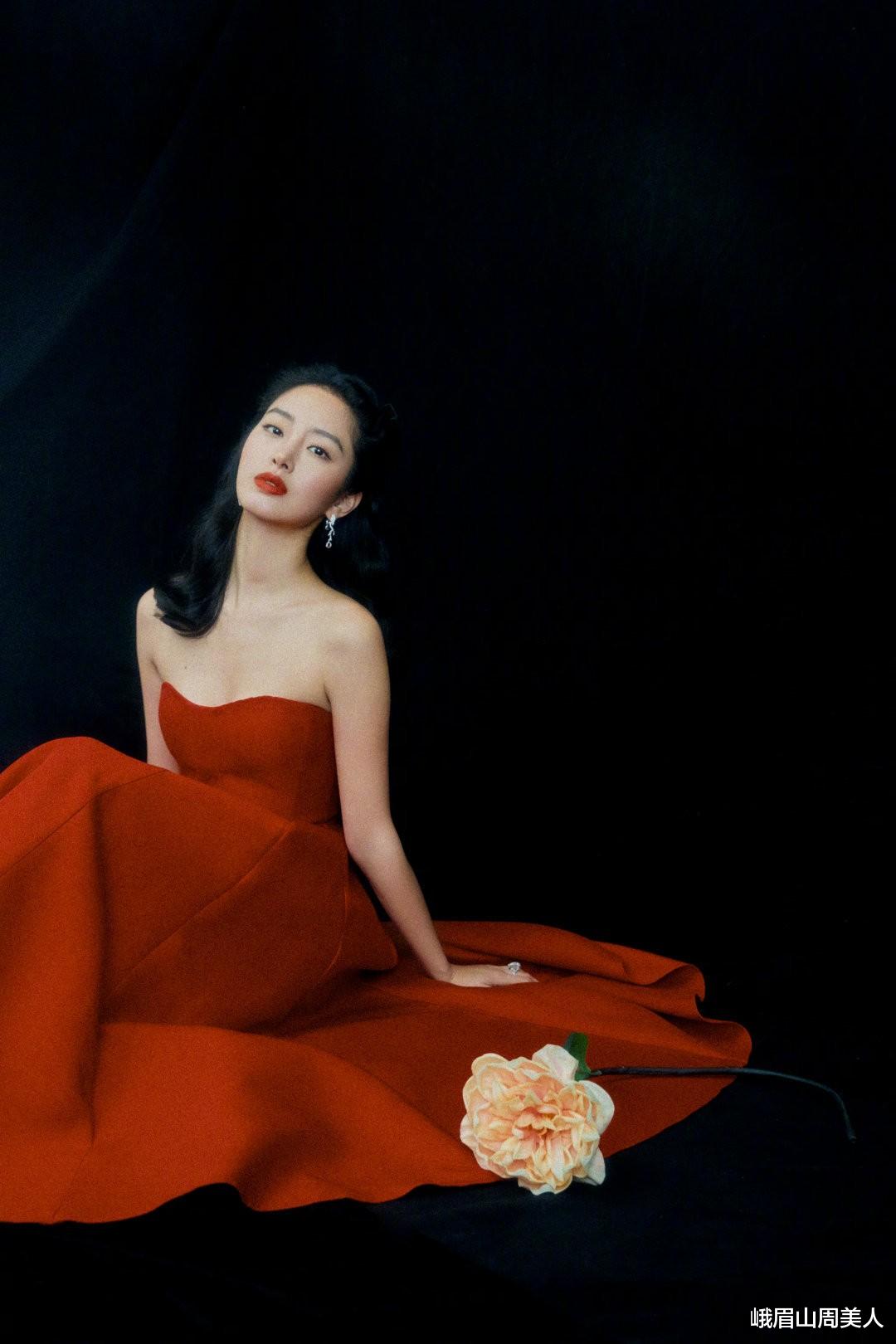 峨眉山周美人|今夏火了一种颜色叫：荔枝红，显白又优雅，明星早就穿上了