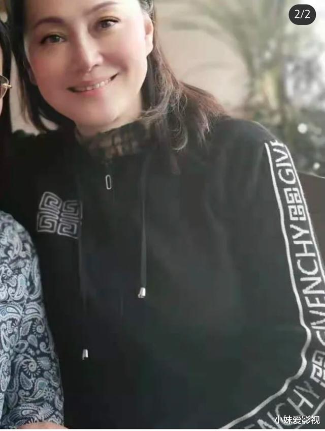 大宋佳|大宋佳嫁老外后罕露面！在国外开时尚店，性格随和看不出来已59岁