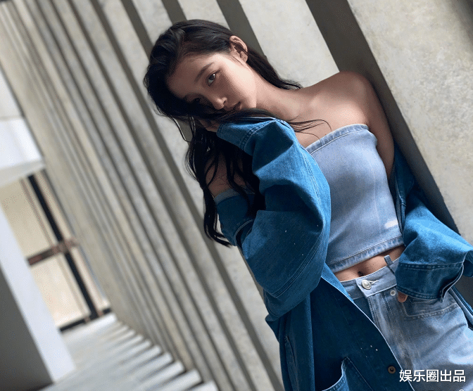 关晓彤|关晓彤穿露肩装拍大片，身形饱满状态极佳，却还是被吐槽了