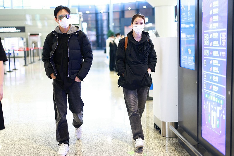 袁咏仪|袁咏仪和张智霖夫妻同框，两人穿的都很朴素，一点没有明星架子