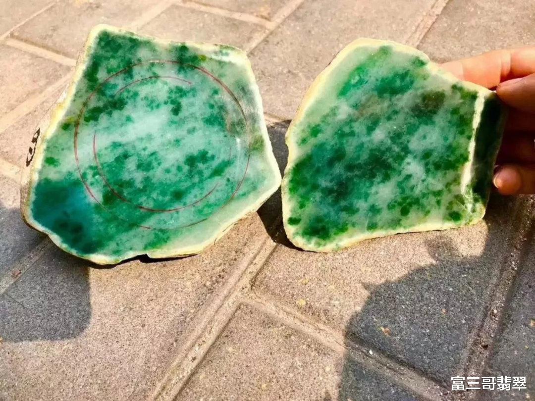 翡翠|夜市随缘入手的翡翠原石,一刀下去喜笑颜开!