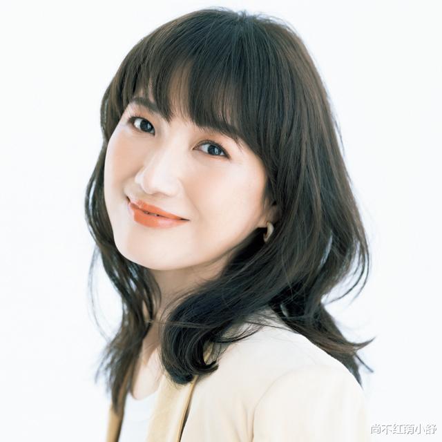 发型|40岁女人发型太短，难驾驭？试试这几种“妈妈卷”，减龄又洋气