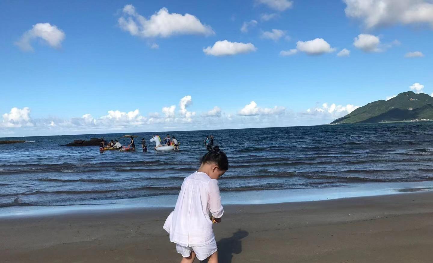 汪小菲|汪小菲凌晨晒照思念女儿，称父女俩长得像，还回应女儿回内地生活