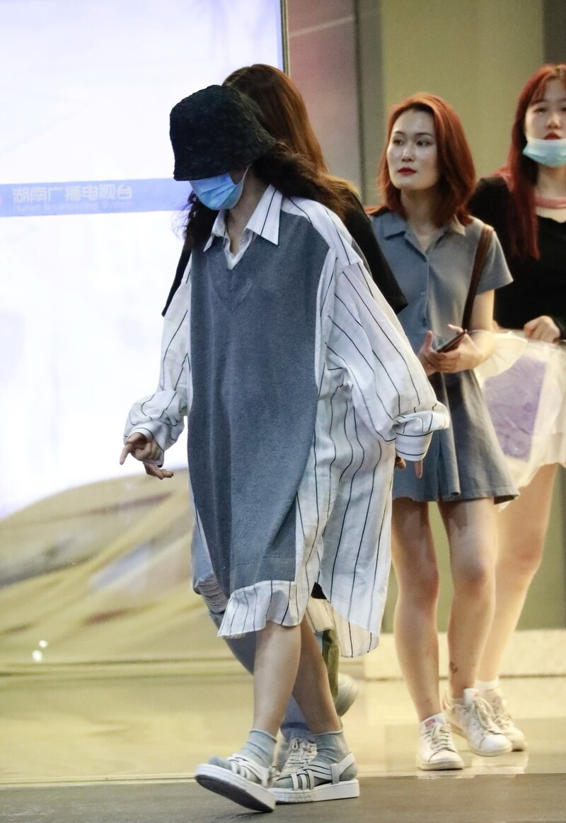 BiuFashion|40岁的谢娜很会往年轻了穿,休闲装也有灵气,裙子展现女人味