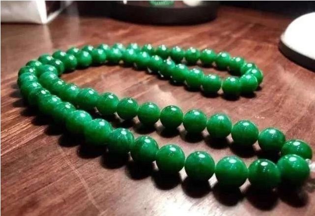 玉雕|30万元的翡翠原石用于制造车珠子！土豪的世界我们不懂