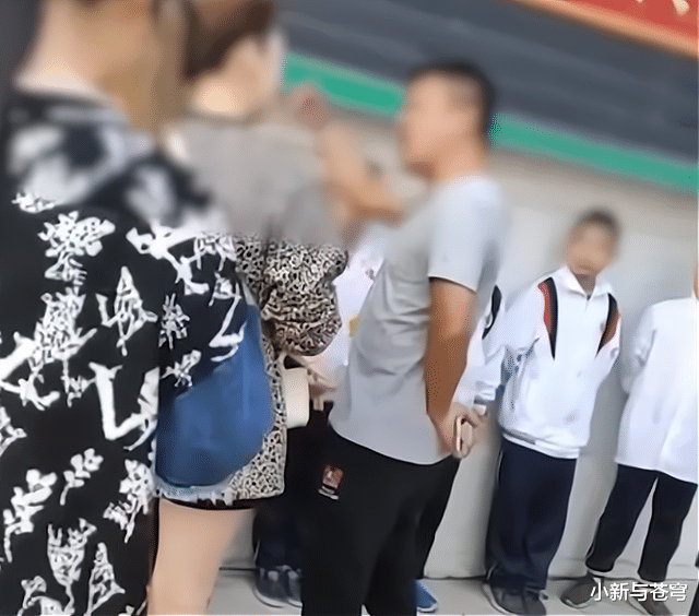 小新与苍穹 老师上课期间被学生羞辱，施以体罚后又遭处分，内因实为家教缺失