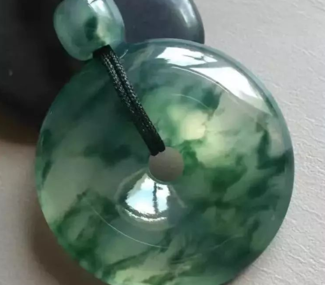 翡翠|翡翠佩戴有禁忌：有的百搭，但是有的别佩戴