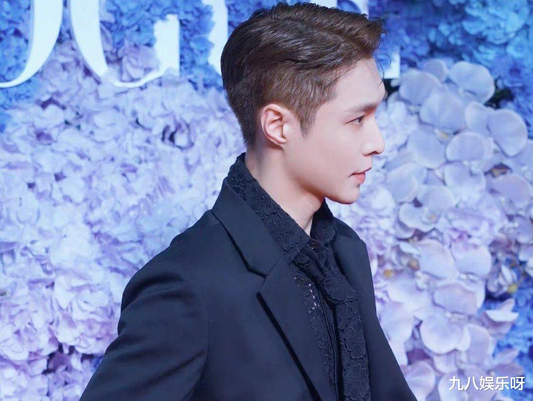 杨幂|VOGUE新篇章之夜：杨幂艳压全场，龚俊不忘宣传作品，张艺兴国风依旧