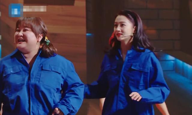 关晓彤|关晓彤穿80年代工厂服，脚上鞋子却成最大亮点：数她尊重历史