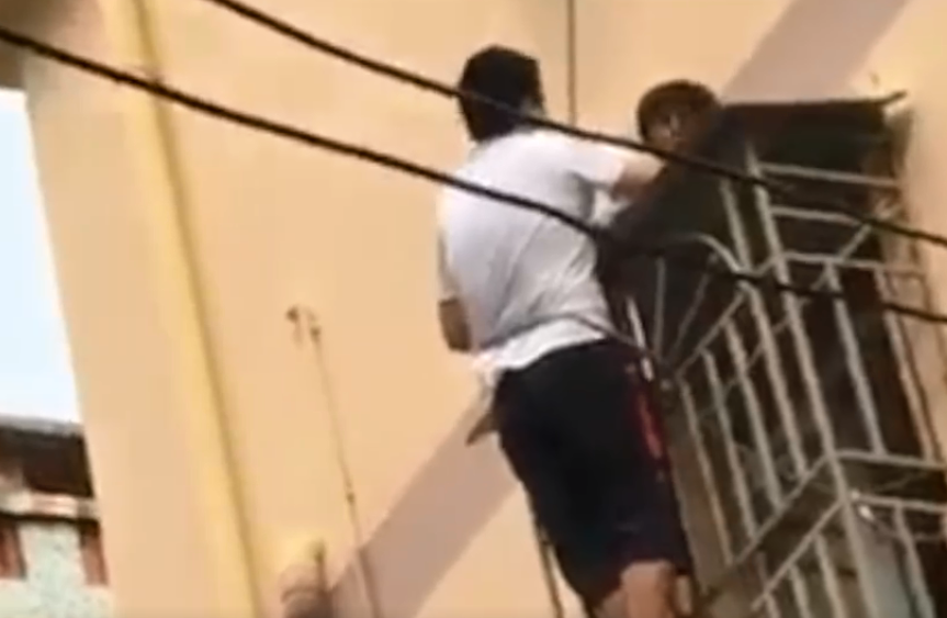 广东深圳:2岁女童从四楼摔落,男子赤脚攀楼救援