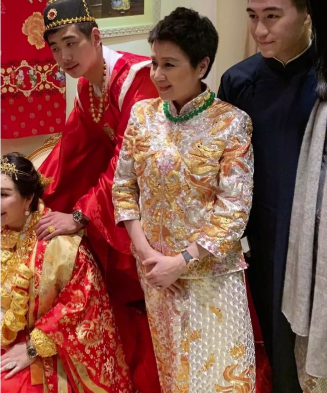 何超盈|200斤何超盈对小7岁辛奇隆撒娇，500婚戒算啥？女方5亿嫁妆才真狠