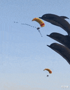  一女子跳河自尽，结果因为会游泳在河里边游边哭。