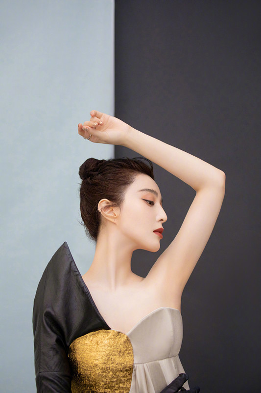 时尚潮流生活 范冰冰做公益,穿白色卫衣,扎起马尾辫清纯极了呢!