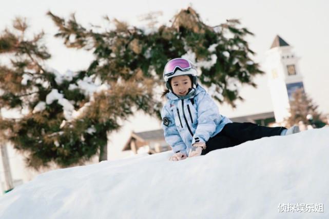 董璇|董璇带女儿滑雪，小酒窝雪地摔倒泪眼汪汪惹人疼，越来越像妈妈