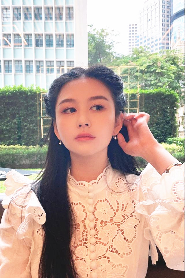 全球时尚号|邱淑贞为20岁女儿庆生，搭配礼服好迷人，母女两的珍珠项链抢镜