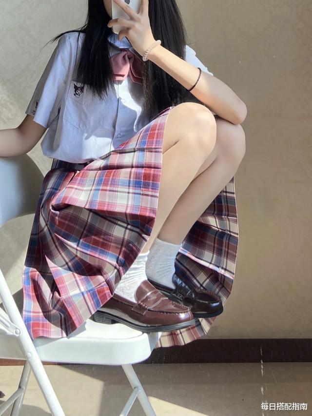 每日搭配指南|满大街都是“挤奶裙”？“JK裙”才是真洋气，又纯又欲太撩人