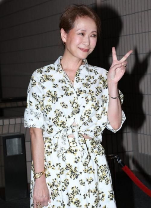 叶童|58岁叶童身材真好，穿挂脖连衣裙展现S曲线感，看着真不像奶奶辈