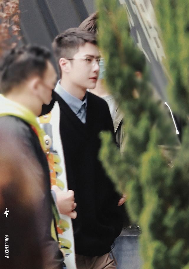 眼镜|王一博，每次戴眼镜都不一样的感觉！还有这头发怎么突然长长了