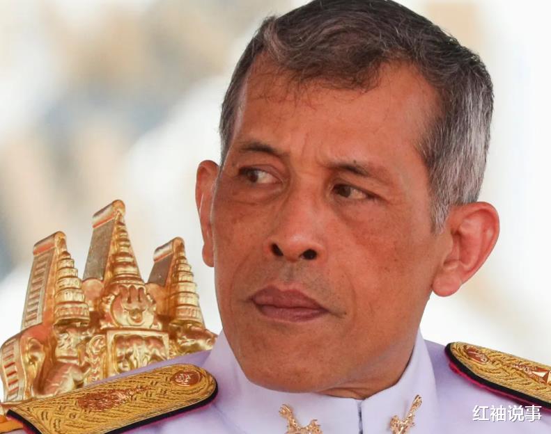 苏提达|王室最新全家福曝光，69岁泰王换成黑白照，苏提达不掩饰笑容