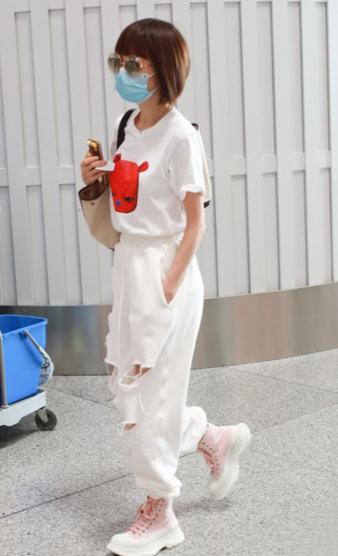 美人哒|鲁豫这纸片身材随便穿穿就很时尚，卡通T恤都能穿出高级感，服了