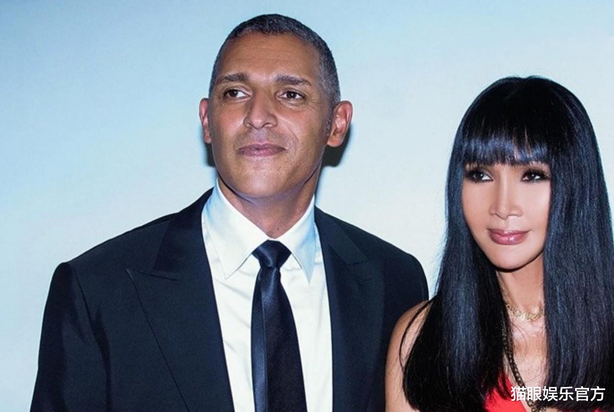 林峰|张咪女儿露小蛮腰秀马甲线，罕见与孩子同框，一家三代用同一张脸