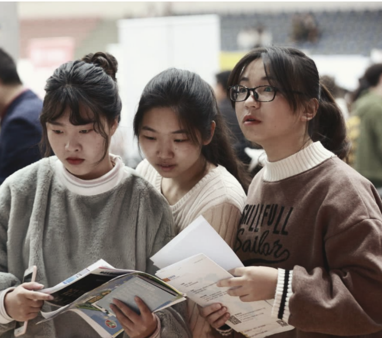女大学生爱上“私下交易”,看起来来钱挺快,其实是在挥霍自己的身体