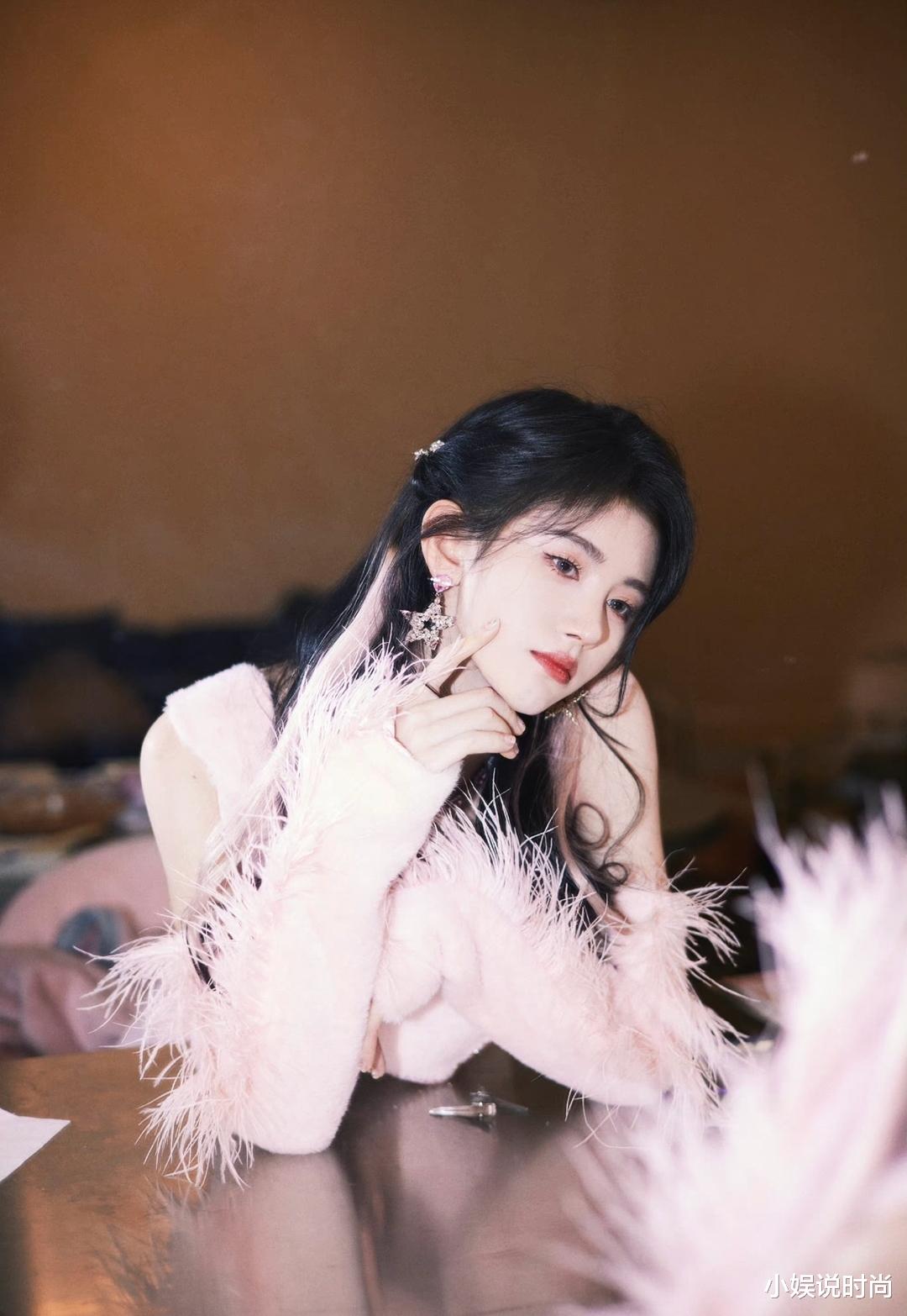 鞠婧祎|鞠婧祎简直小仙女本仙，粉色心形羽毛连衣裙配星星耳饰，又甜又美