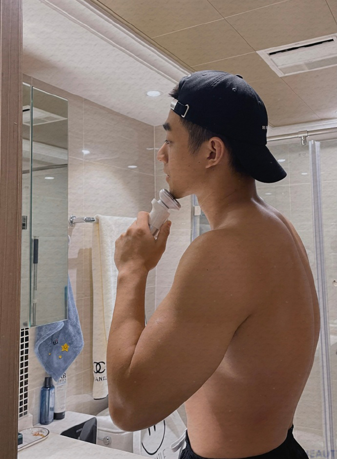 健身圈一哥|谁说成都没硬汉，胸肌发达麒麟臂健壮，1998年出生的他荷尔蒙爆棚！